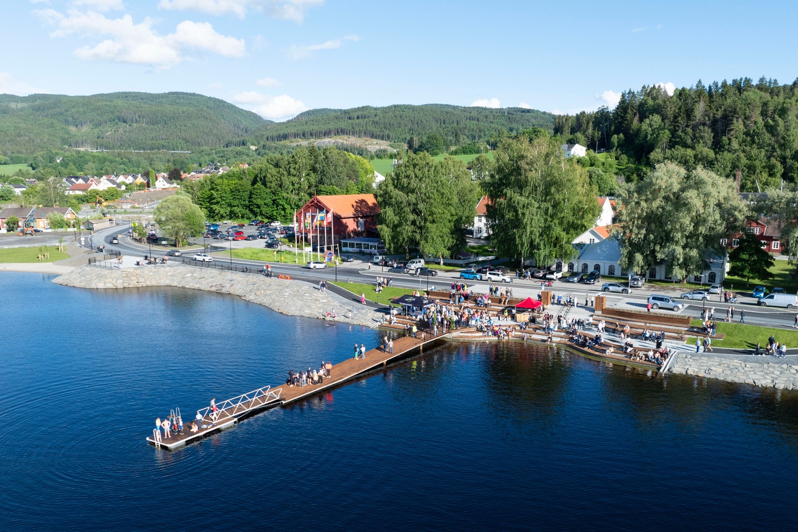 Nytt og flott brygge og badeanlegg i Randsfjorden ved Hadeland glassverk. Galleribilde