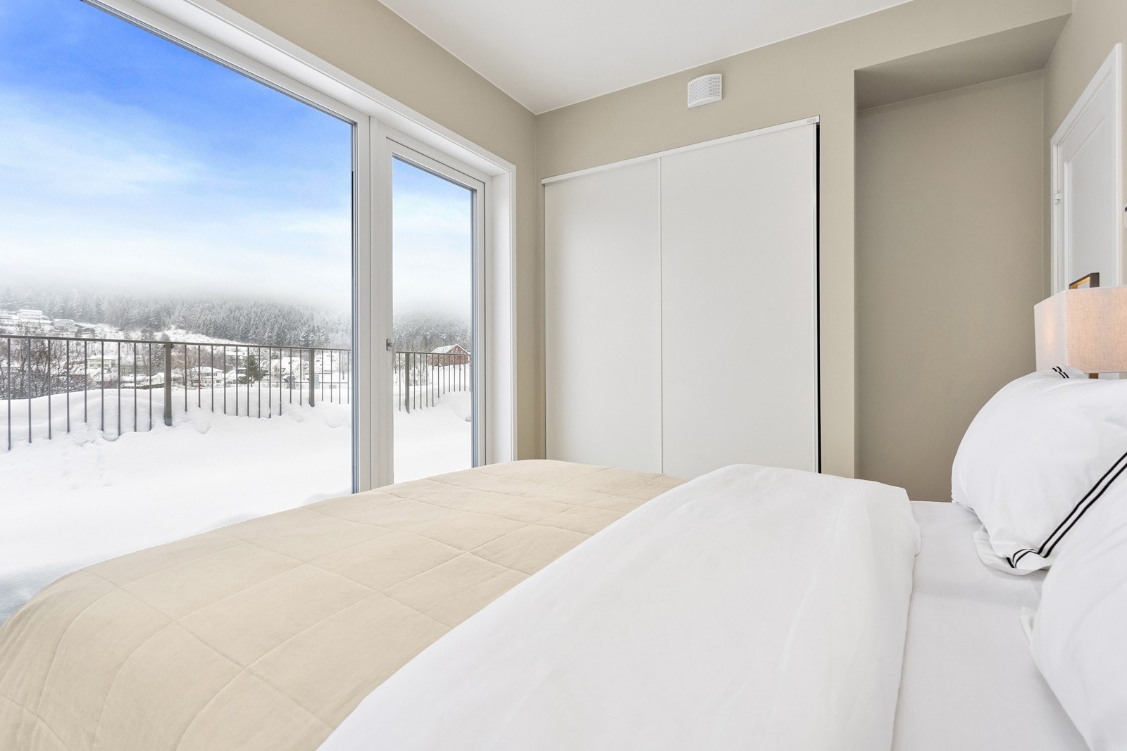 Integrert skyvedørsgarderobe gir et stilrent uttrykk. Galleribilde