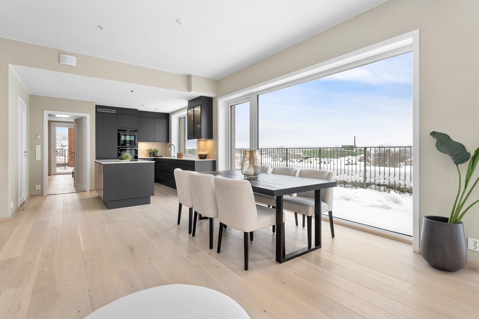 Leiligheten ligger som penthouse-leilighet alene i 5. etasje. Galleribilde