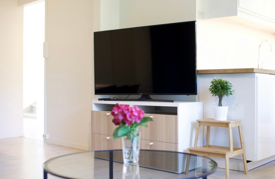 Stue og kjøkken er fullt møblert - inkludert smart TV Galleribilde