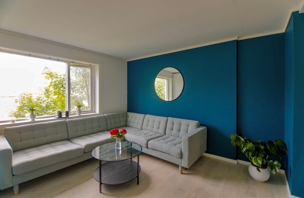 Stue og kjøkken er fullt møblert Galleribilde