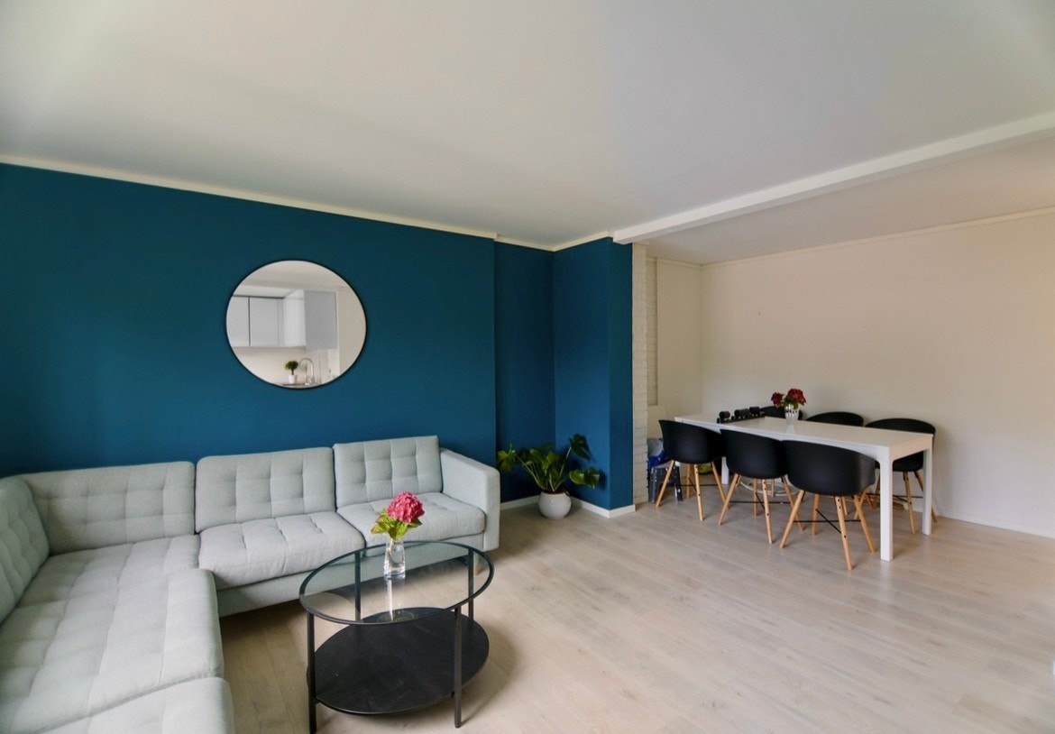 Stuen har god plass til å ha venner på besøk Galleribilde