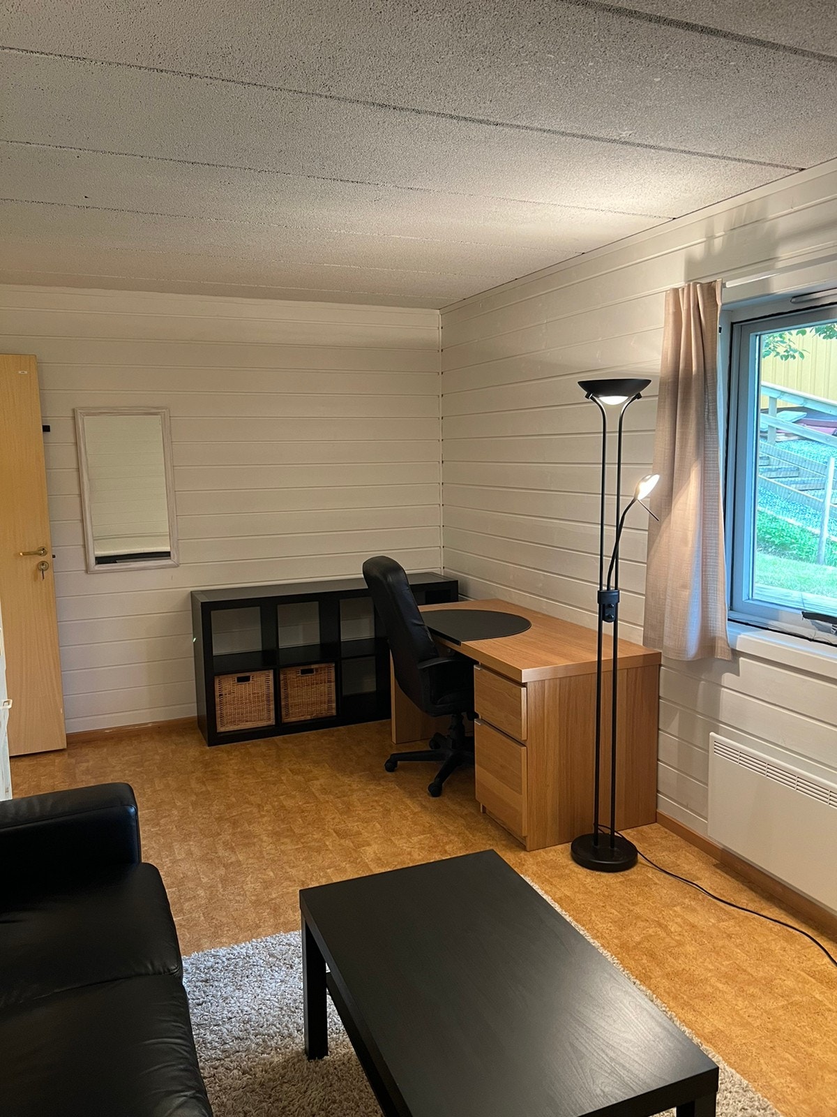 Utleid. Hybel nr. 2: 16,2 kvm.: Sett fra seng mot dør. Galleribilde