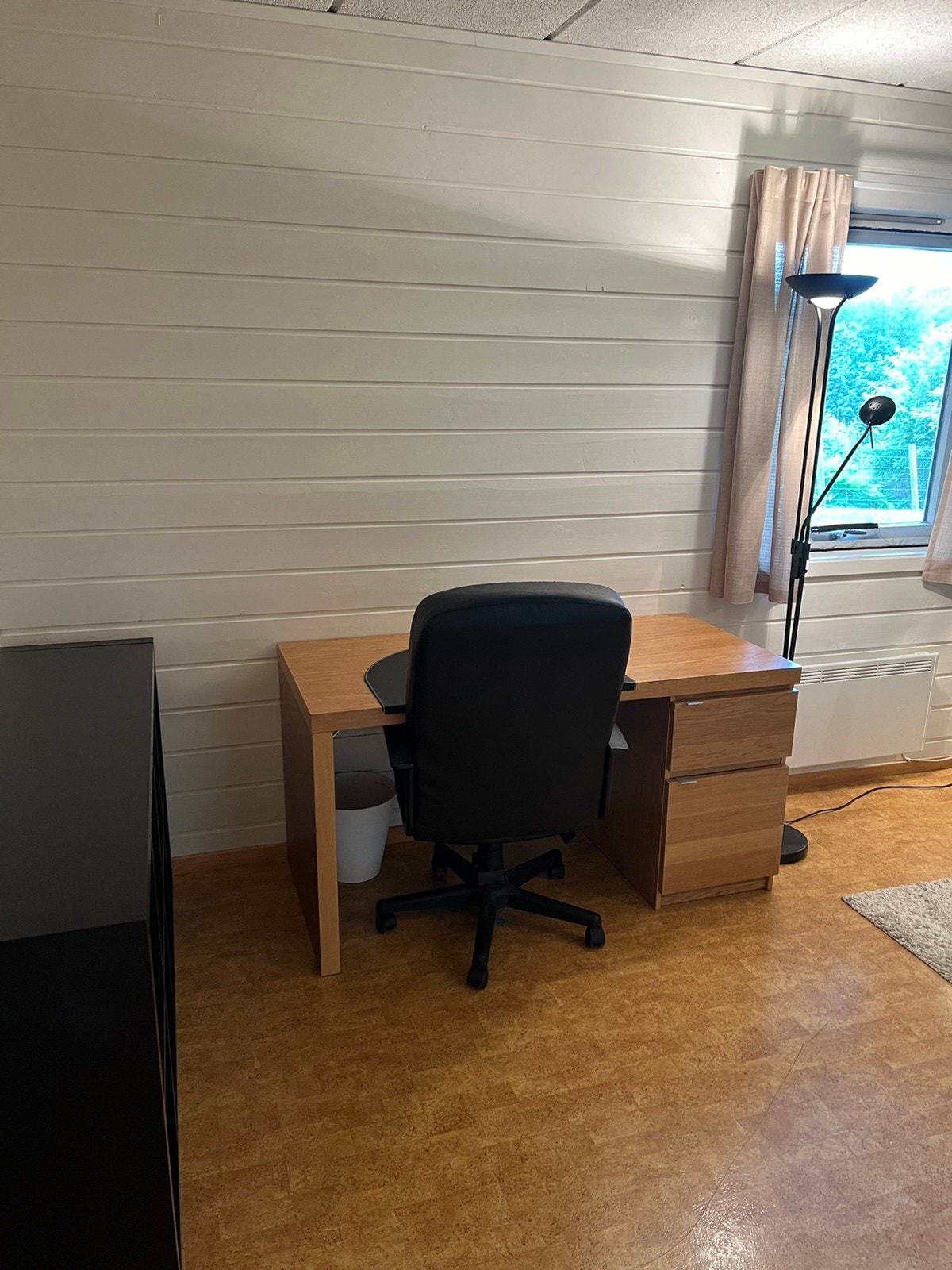 Utleid. Hybel nr. 2: 16,2 Kvm. Godt arbeidsbord for pc og stuedier med naturlig lys fra stort vindu 120x110 cm. Stor bokseksjon til venstre for skrivebordet. Galleribilde