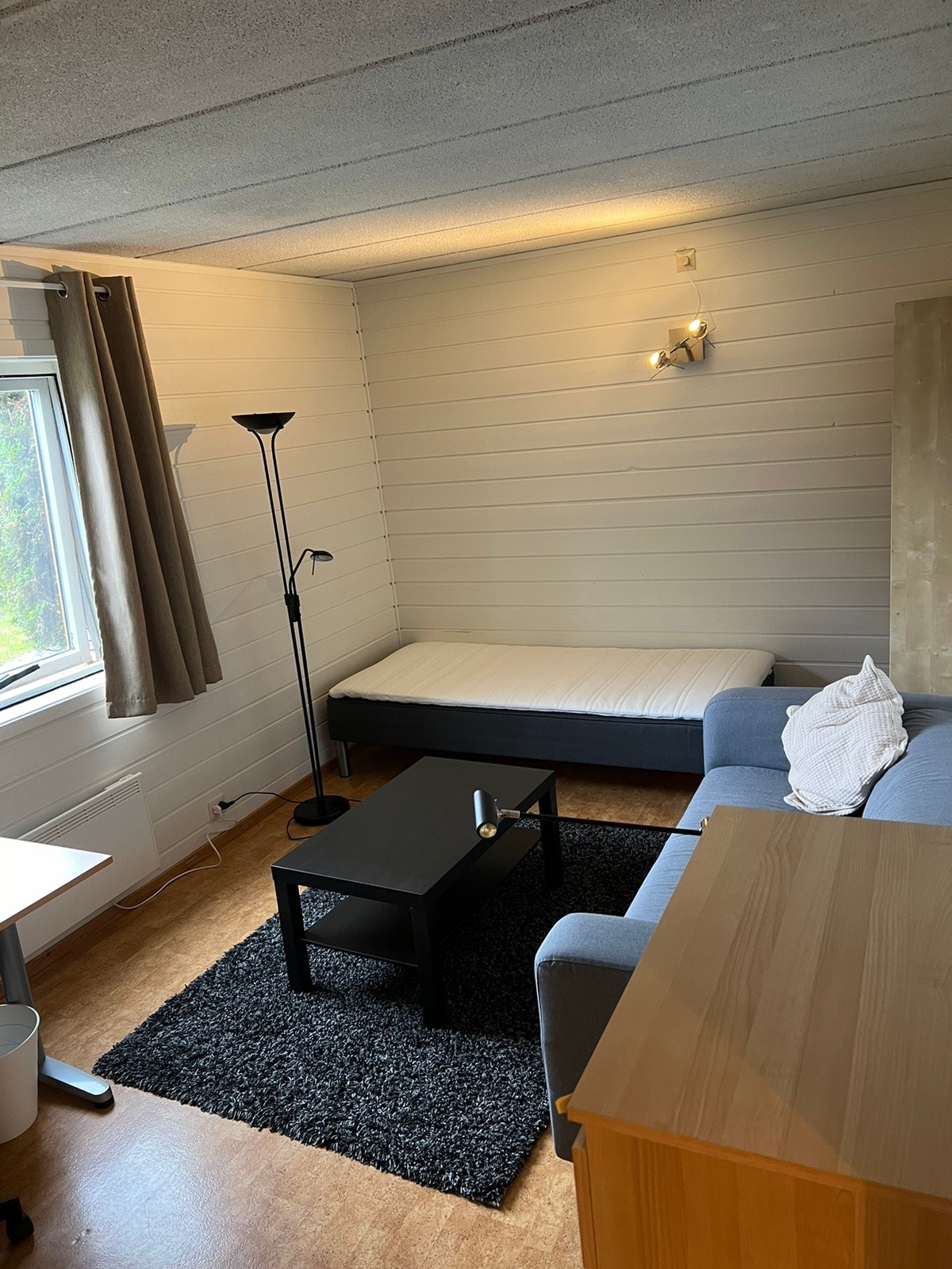 Ledig: Hybel 1: 14,5 kvm. Sofa og kommode. I tillegg er det et romslig klesskap på hybelen. Galleribilde