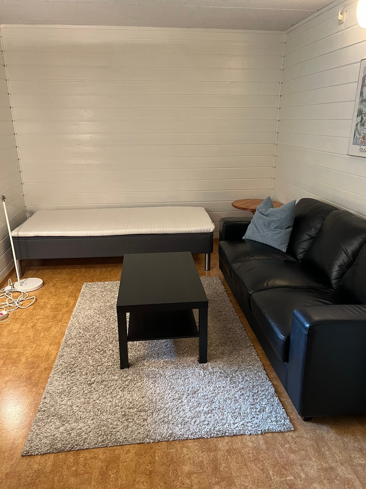 Utleid. Hybel nr. 2: 16,2 kvm. Rammemadrass 90x200 cm. med overmadrass. Galleribilde