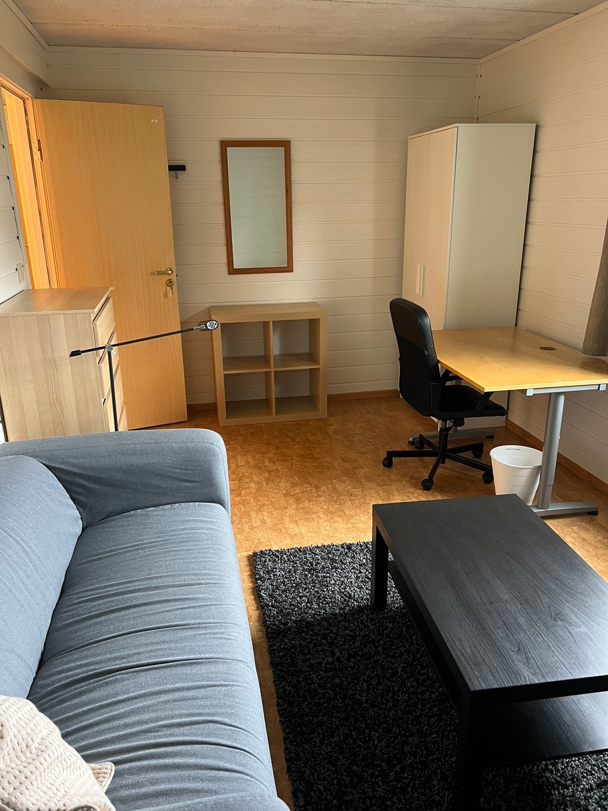 Ledig: Hybel 1: 14,5 kvm. God arbeidsplass for pc og studier. Godt naturlig lys fra vinduet. Galleribilde