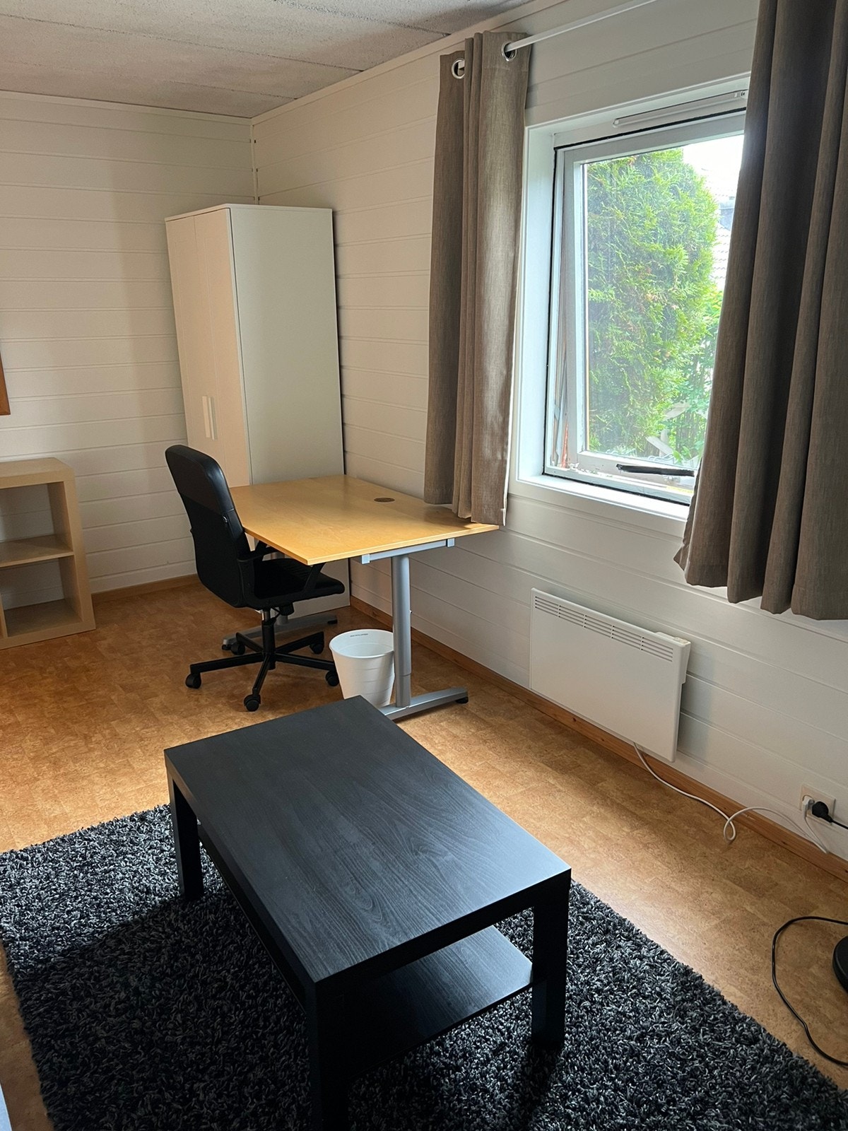 Ledig: Hybel 1: 14,5 kvm. Stort vindu gir fint naturlig lys inn på hybelen. Galleribilde