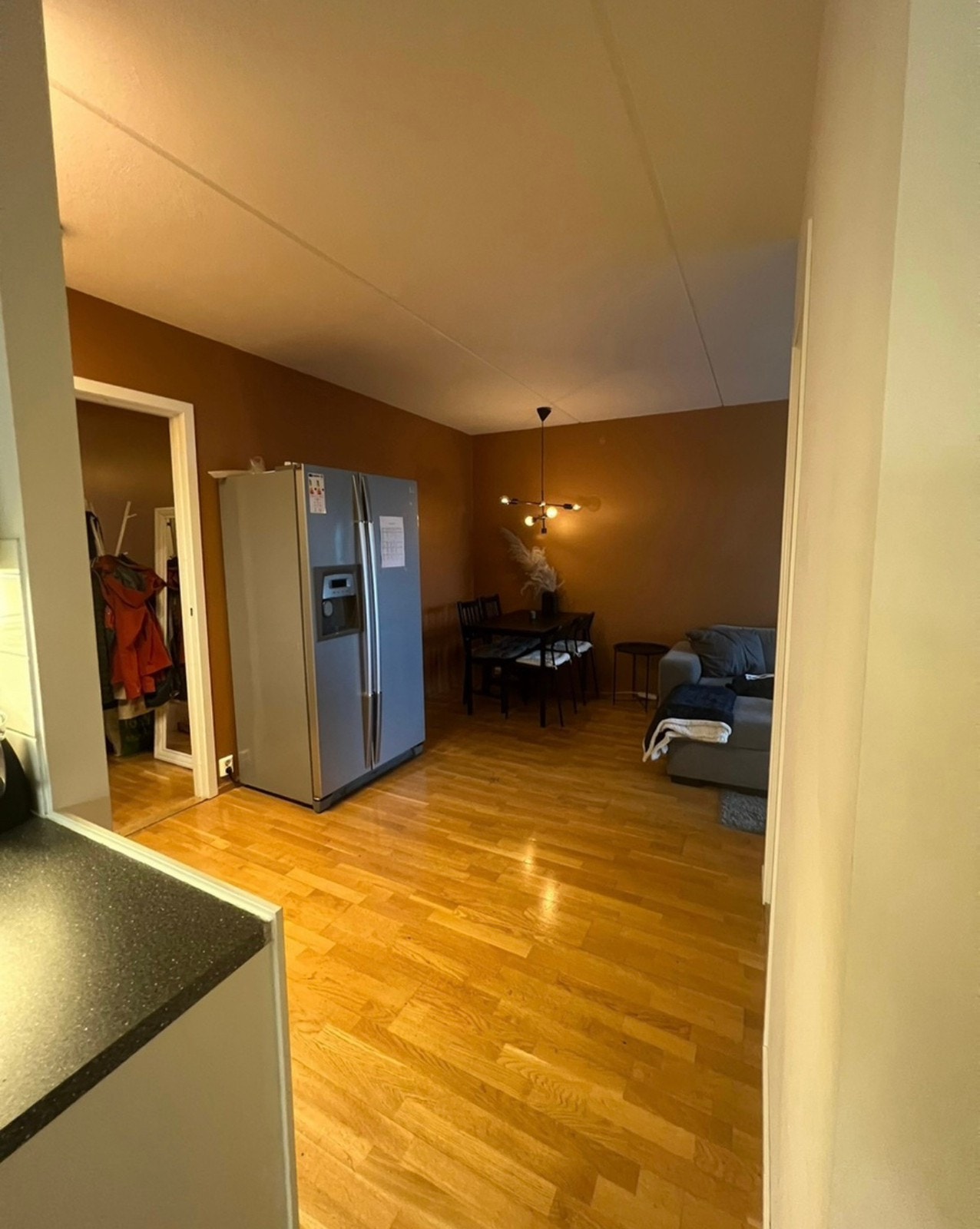 Kjøleskap/spisebord fra kjøkken Galleribilde