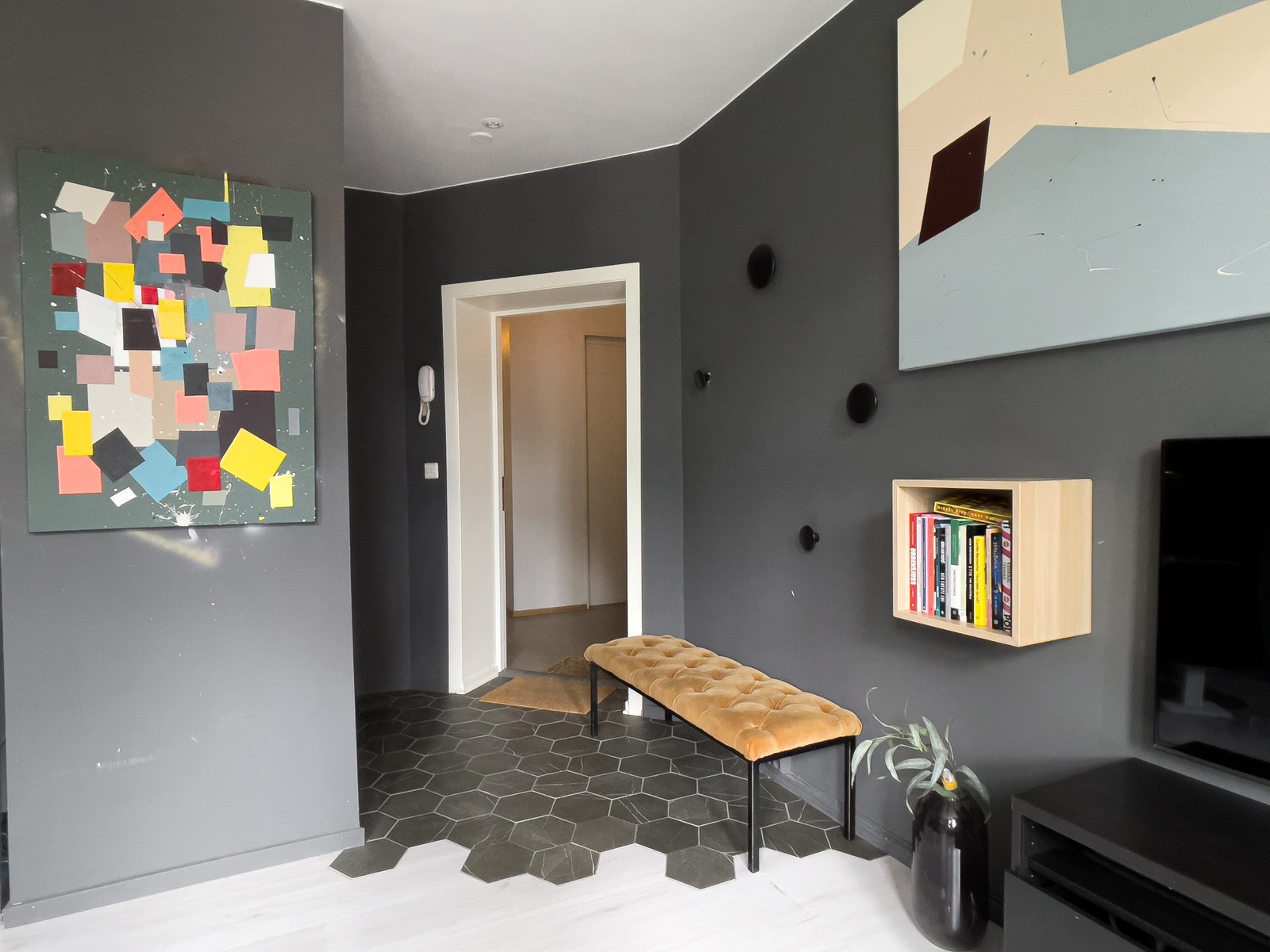 Inngangsparti med benk Galleribilde