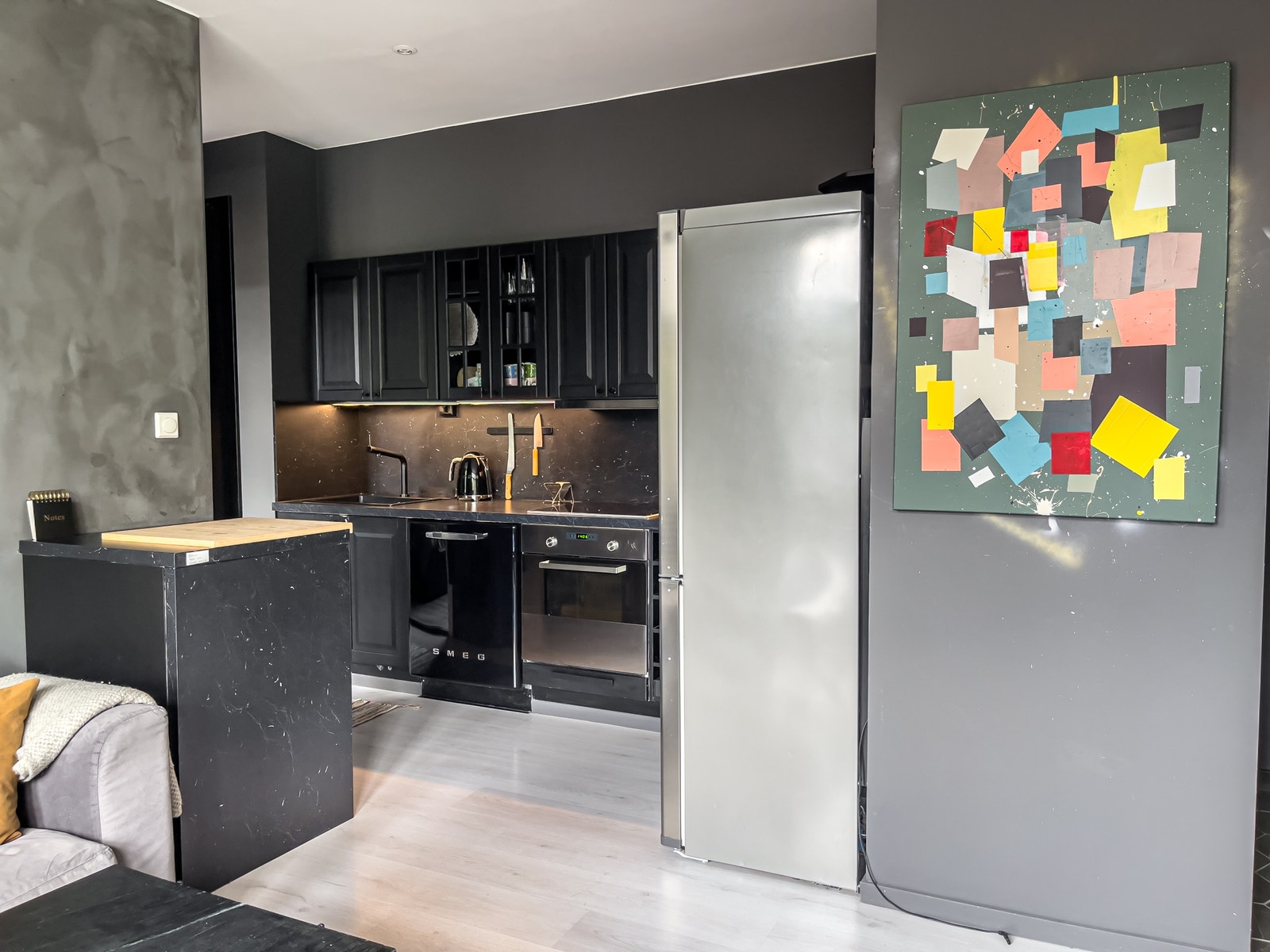 Kjøkken med oppvaskmaskin, platetopp, kjøleskap/fryser og ovn Galleribilde