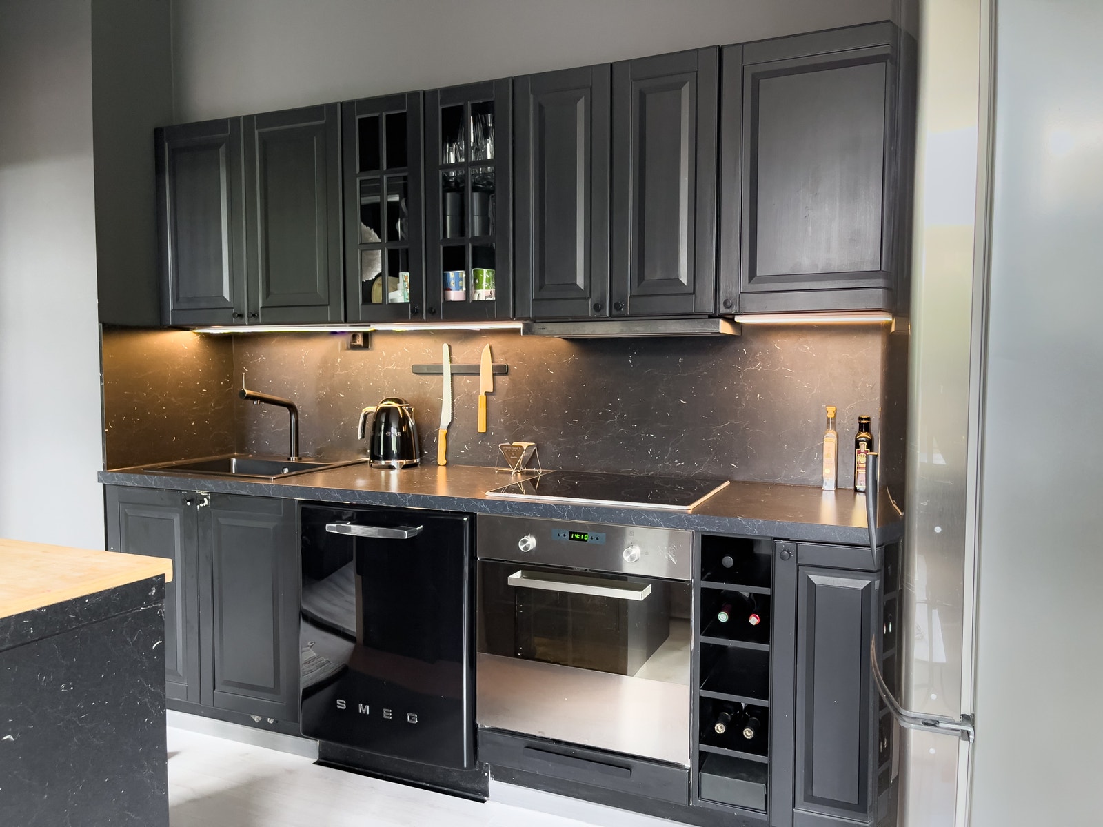 Kjøkkenet er utstyrt med servise, glass, gryter, kjøkkenredskaper m.m. Galleribilde