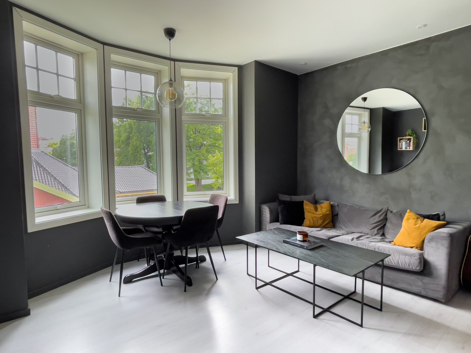 Stue med uttrekkbart spisebord og stuebord i marmor Galleribilde