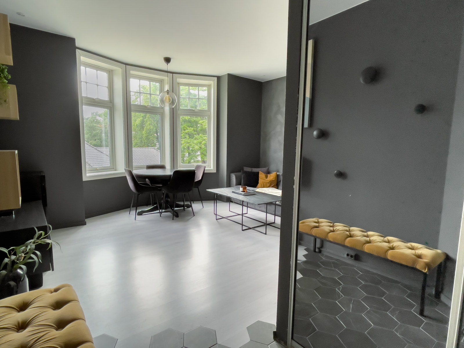 Inngangsparti med praktisk skyvedørsgarderobe Galleribilde