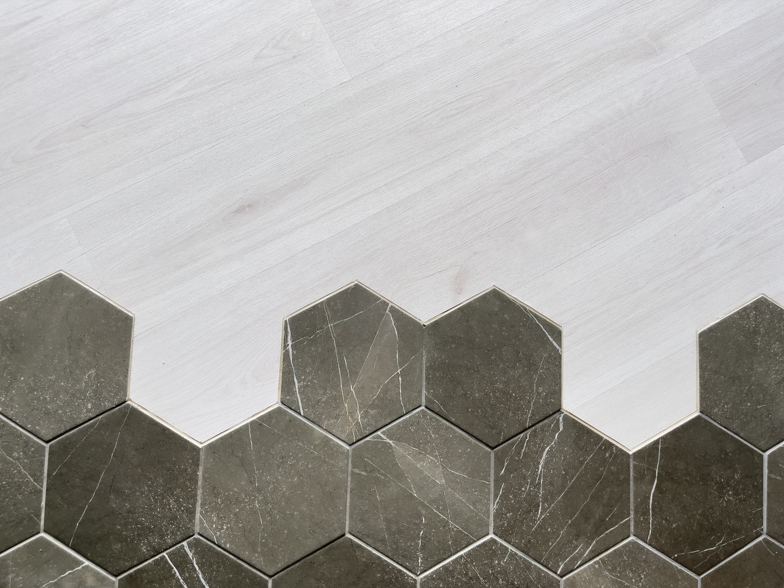 Flis med sømløs overgang til laminatgulv Galleribilde