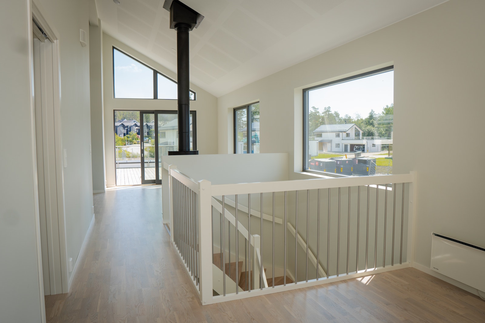 Meget god takhøyde i stue og kjøkken Galleribilde