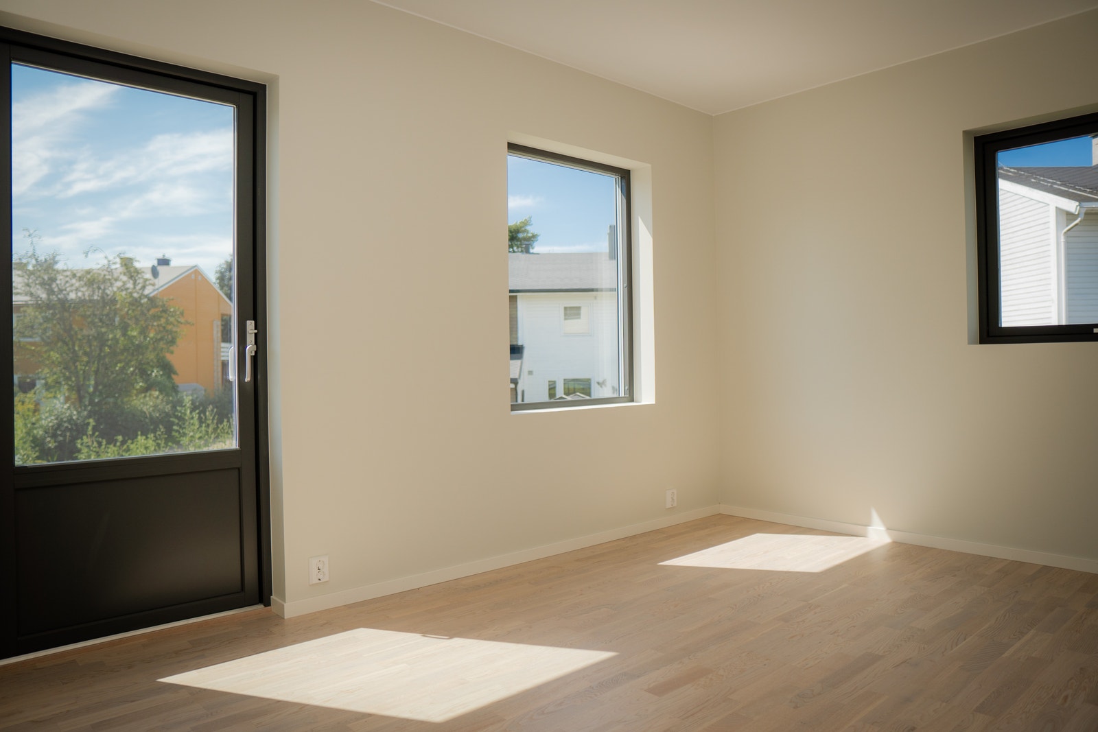 Tv-stue som har utgang til en deilig terrasse og egen hage. Kan alternativt brukes som sov nr. 4. Galleribilde