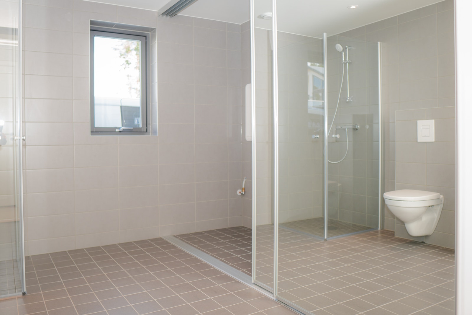 På badet får du skyvedører i speil som skjuler vaskemaskinen. Galleribilde