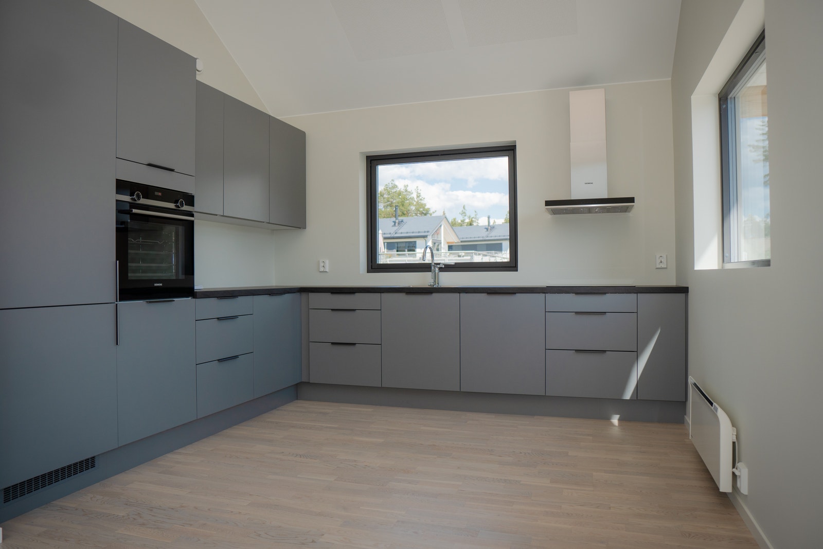Kjøkkeninnredningen på eneboligene er av type Focus ZP i farge grå fra HTH. Alternative farger uten ekstra kostnad er hvit og støvgrå. Galleribilde