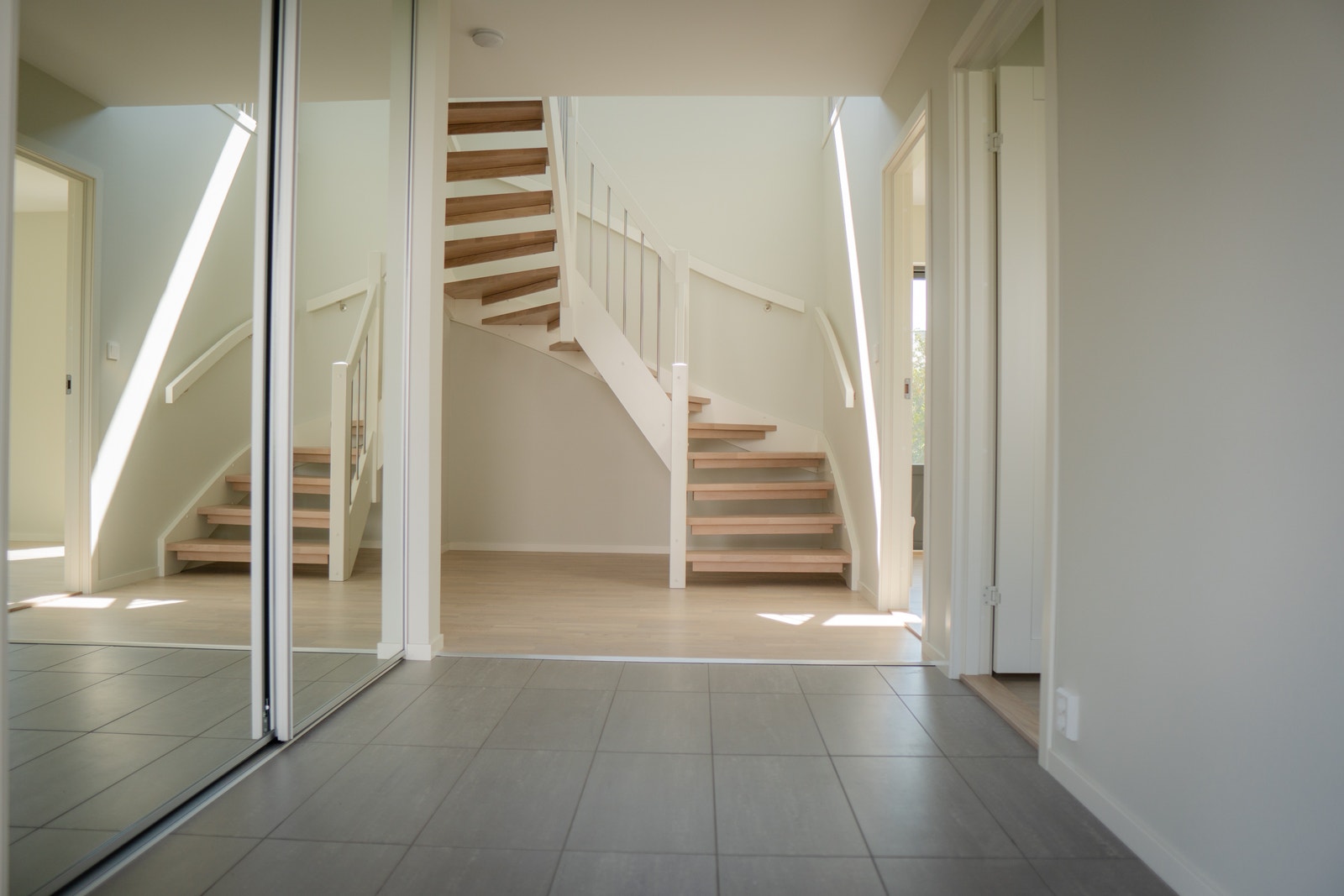 Entréen er romslig og leveres med skyvedørsgarderobe. Galleribilde