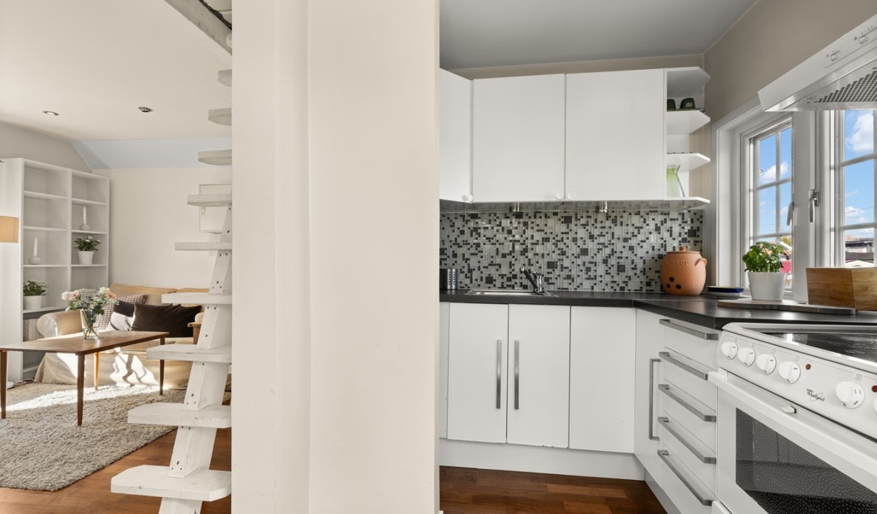 Kjøkken med komfyr og kjøl/frys Galleribilde