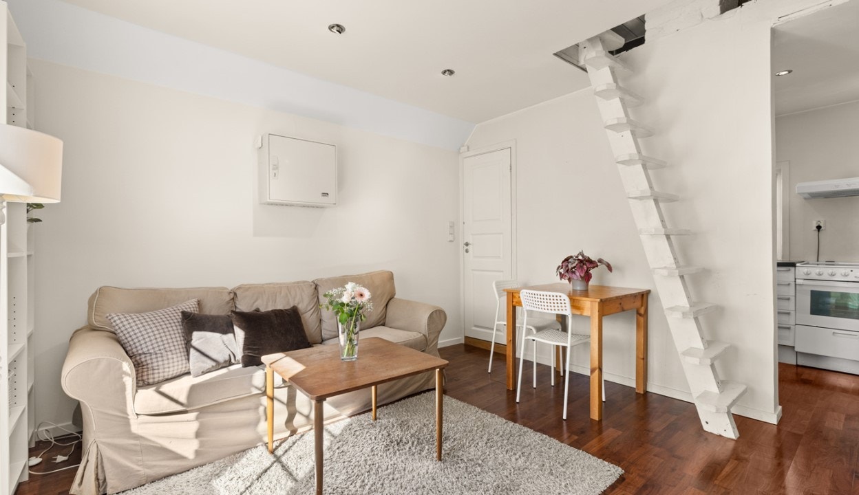 Stue med dør til bad/wc og trapp til hems Galleribilde