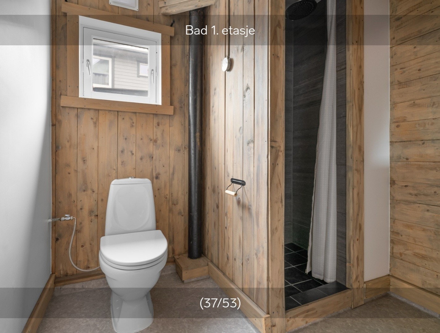 Bad med toalett, dusj og vask Galleribilde