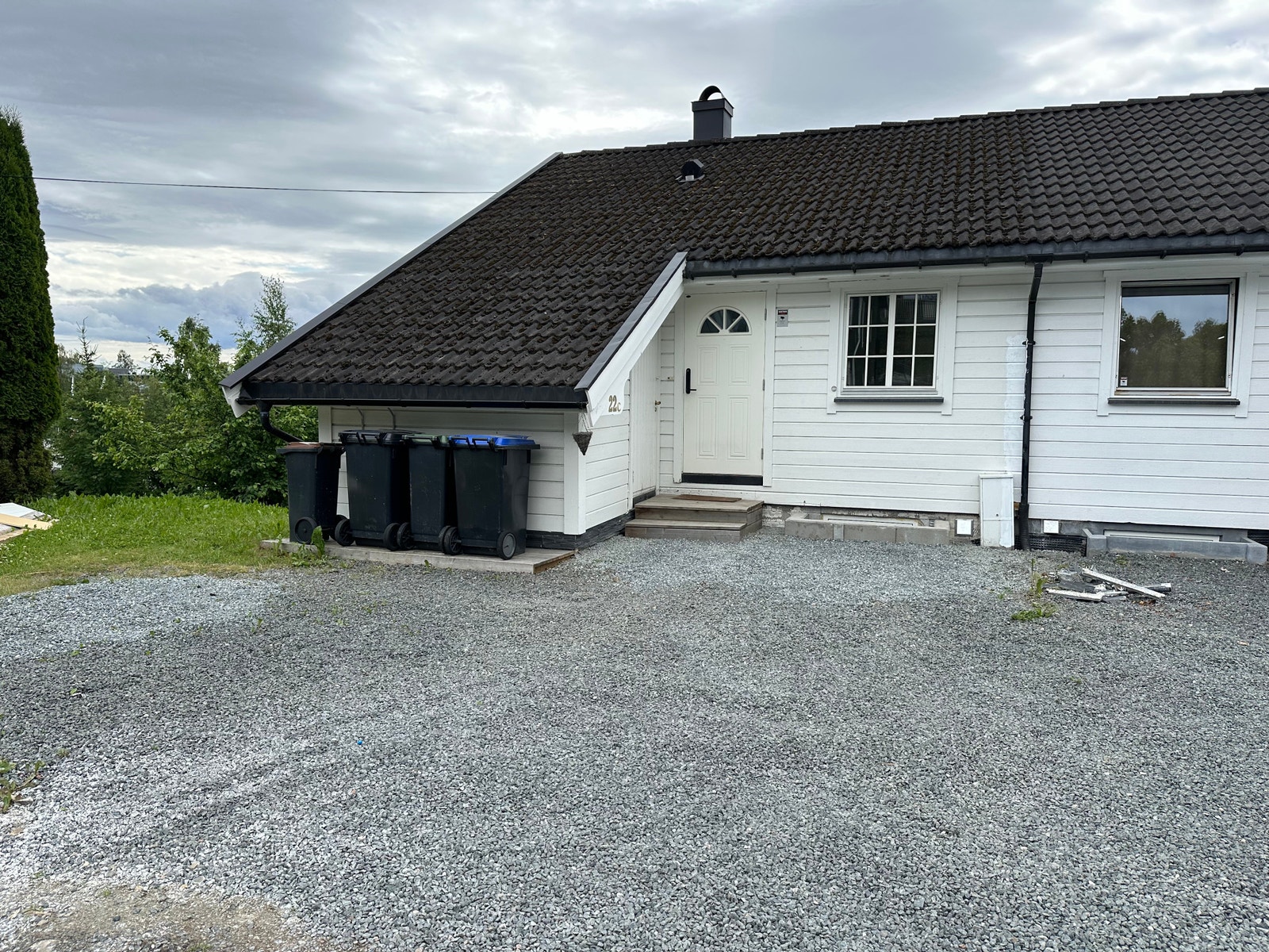 God plass til parkering og leietakere disponerer bod til oppbevaring Galleribilde