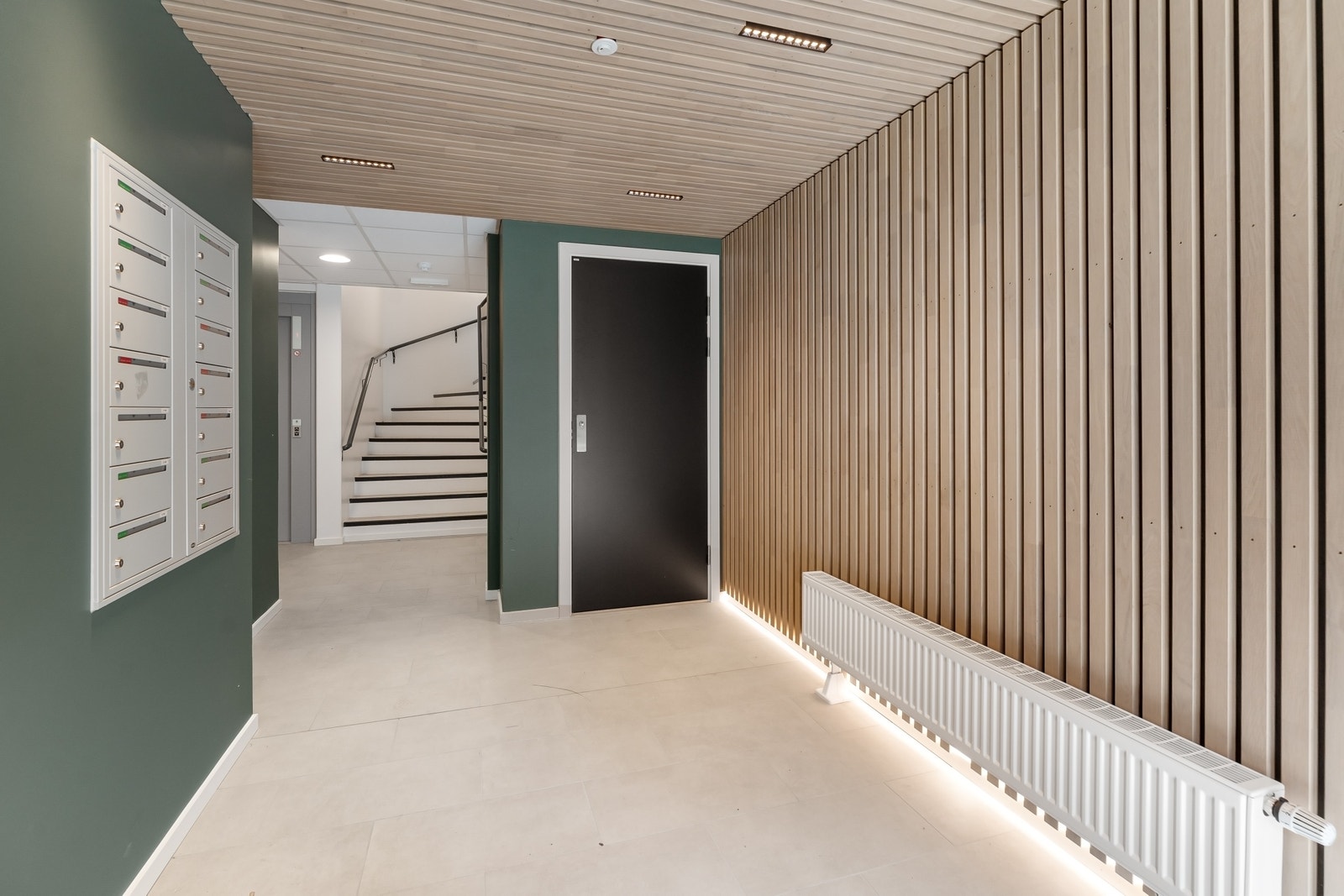 Førsteinntrykket gir en stilren og moderne følelse, som videre gjenspeiles i resten av leiligheten. Galleribilde