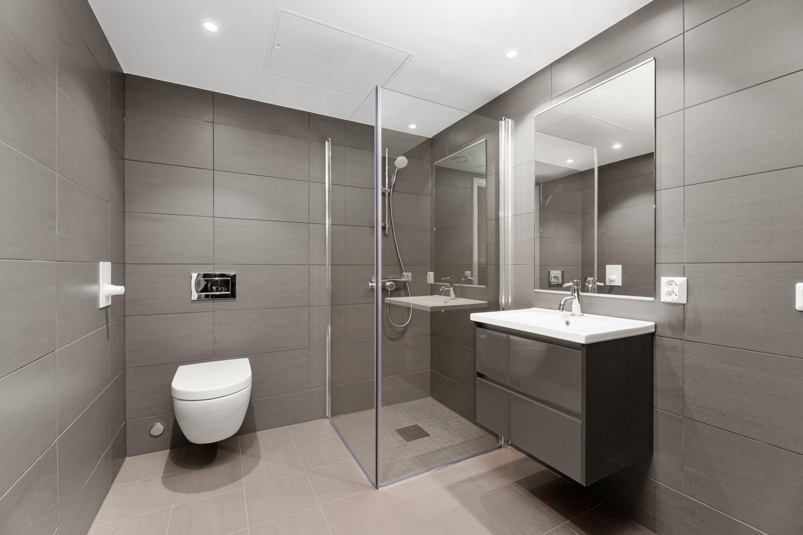 Leiligheten har et romslig bad med moderne løsninger. Galleribilde