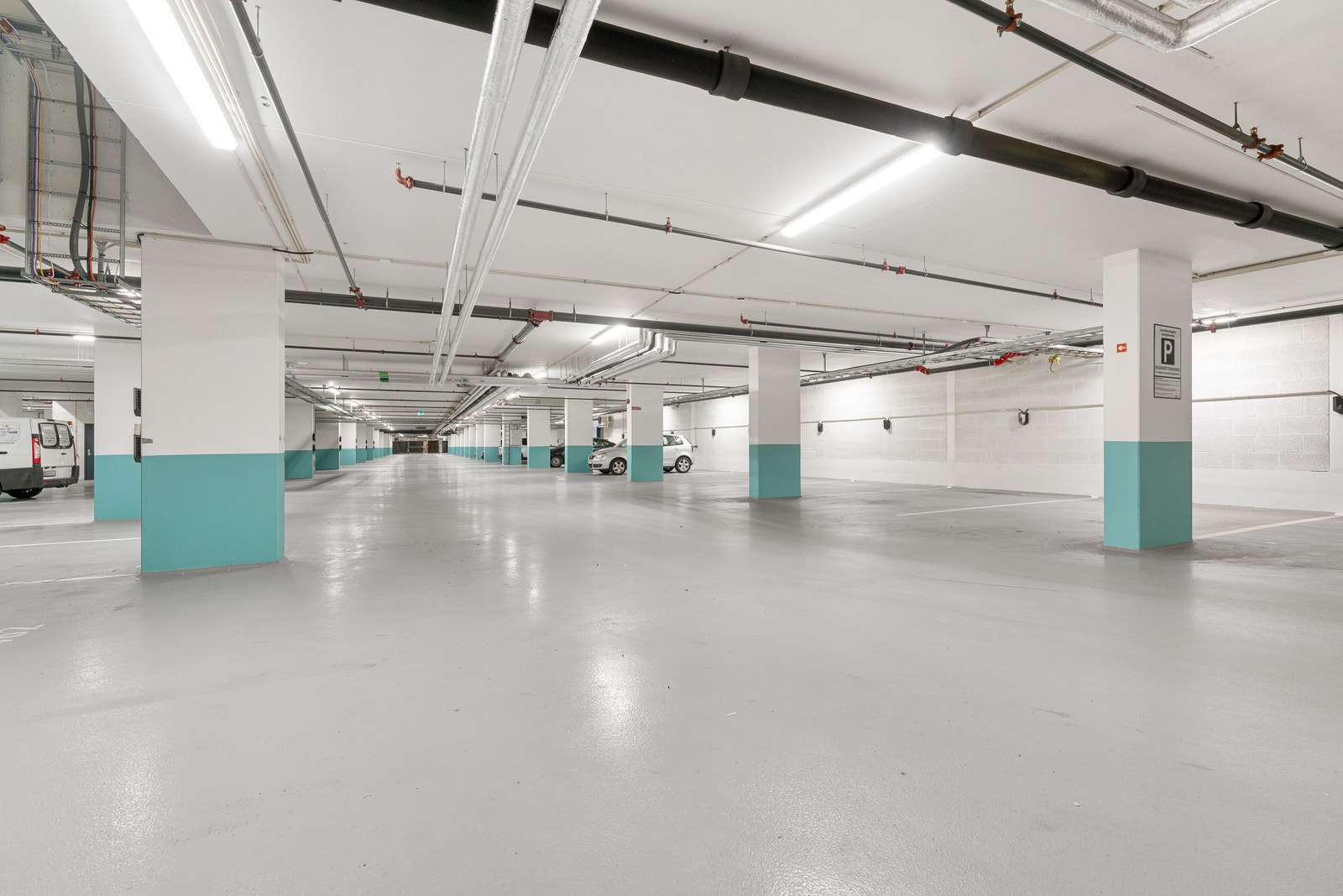 I underetasjen er det en parkeringsgarasje med plass til både bil og sykkel, der parkeringsplasser kan kjøpes. Galleribilde