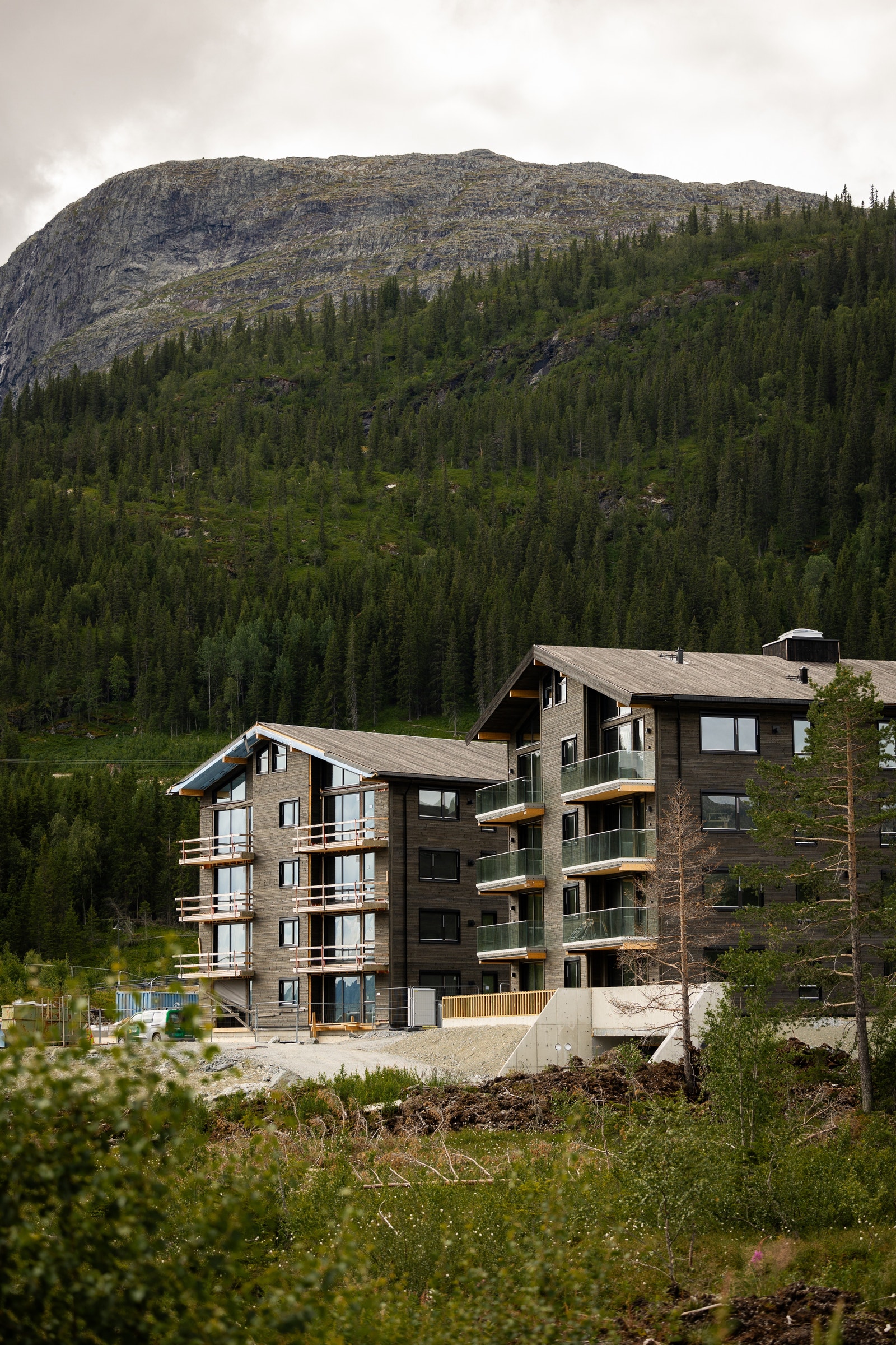 Første byggetrinn Hus A3 er allerede oppført og innflyttet. Andre byggetrinn Hus A2 ser man til venstre i bildet. Bilde tatt i juli 2024. Galleribilde