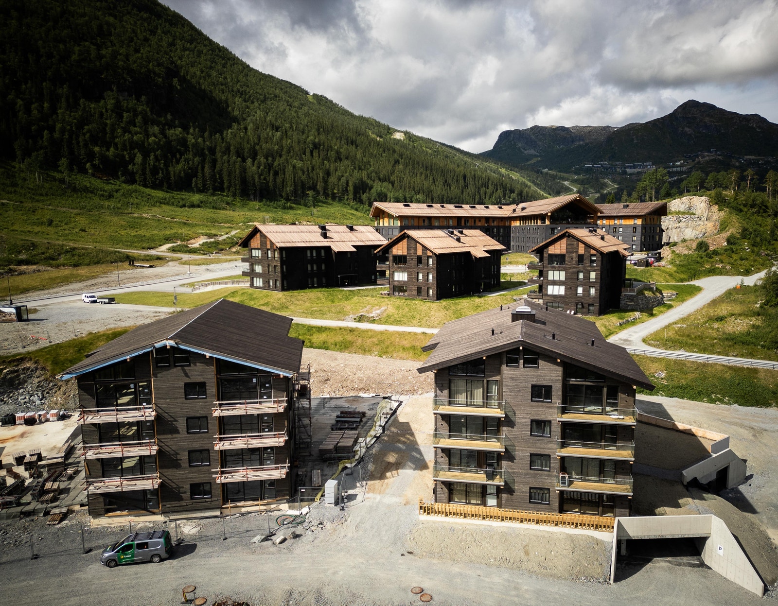 Bilde av byggetrinn Hus A3 til høyre og Hus A2 til venstre tatt i juli 2024. Galleribilde