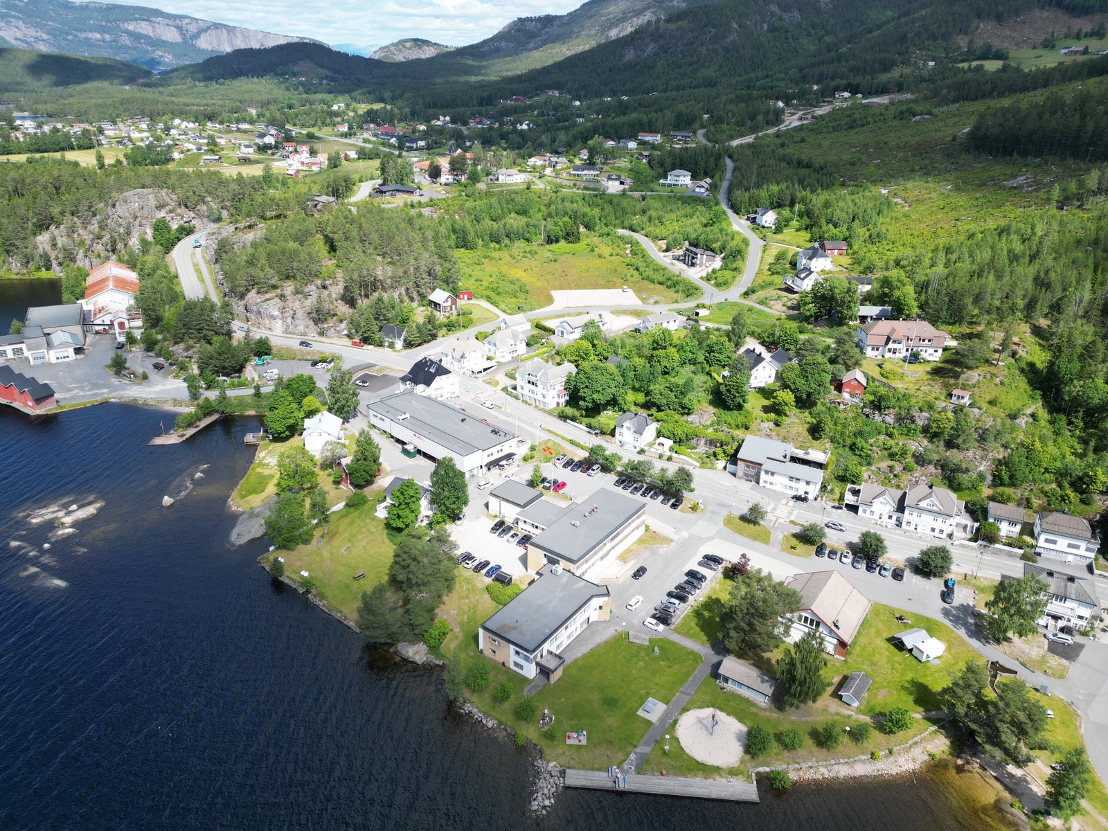 Idylliske Treungen sentrum Galleribilde