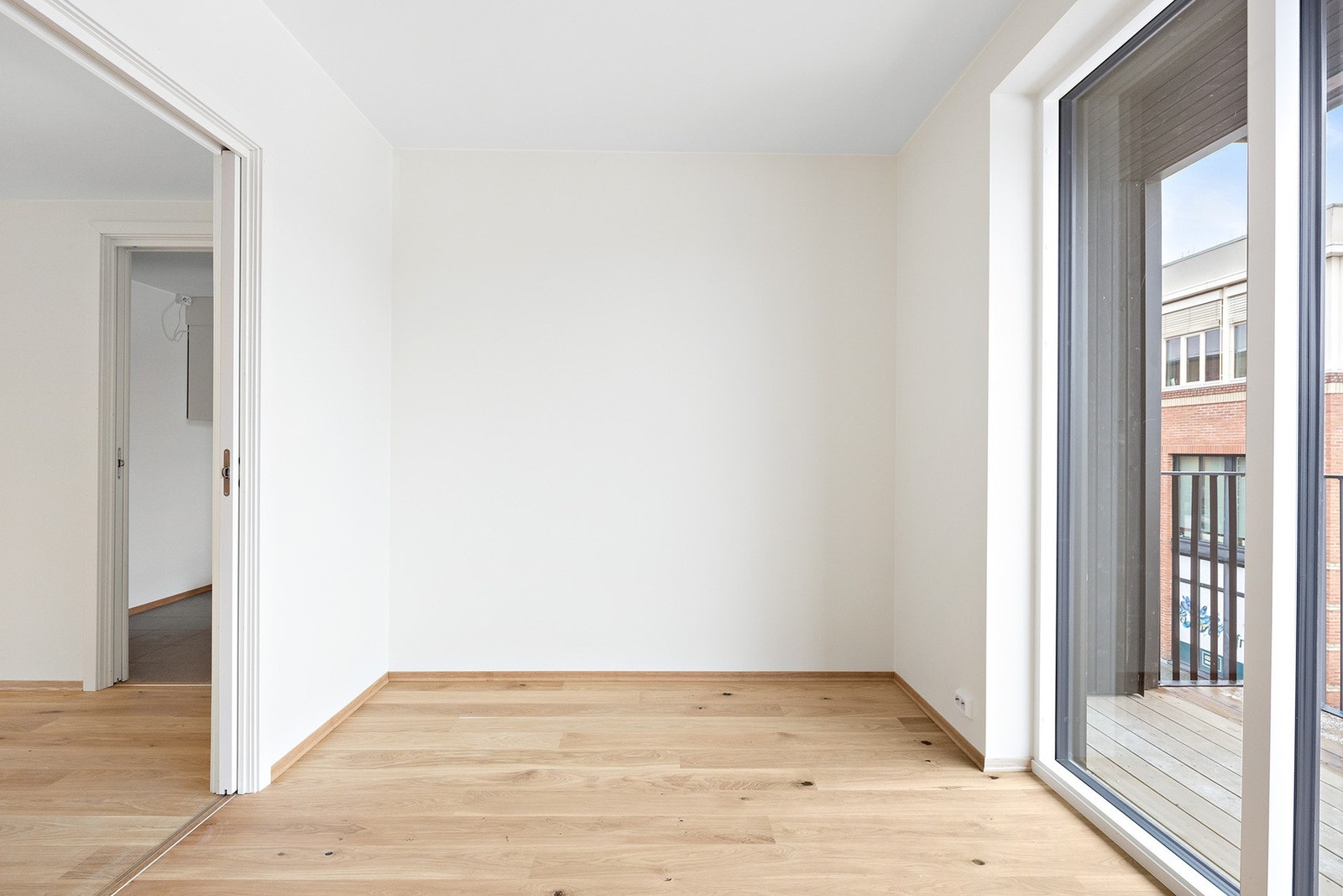 Ett av soverommene har utgang til balkong vendt mot lite trafikkert gate. Galleribilde