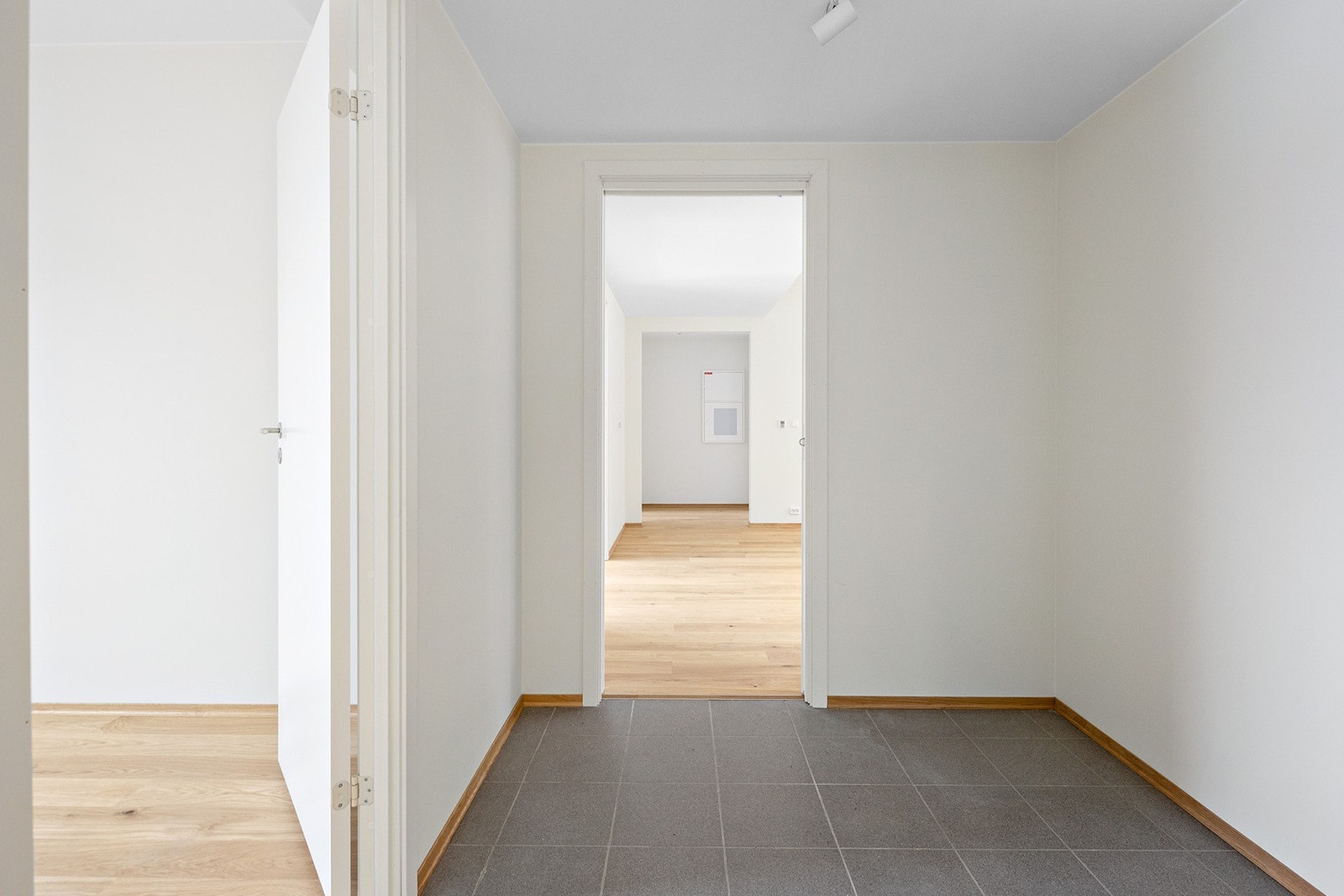 Første del av entre er flislagt og har gulvvarme. Galleribilde