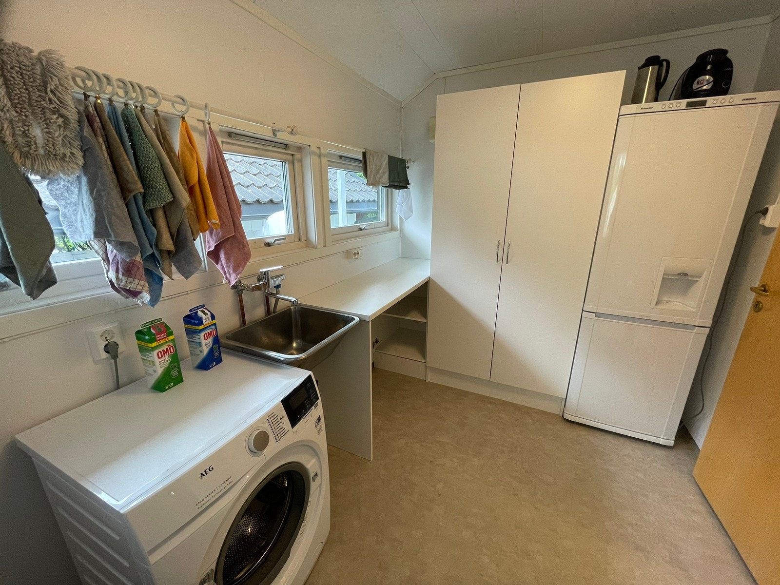 Vaskerom med ekstra kjøleskap Galleribilde