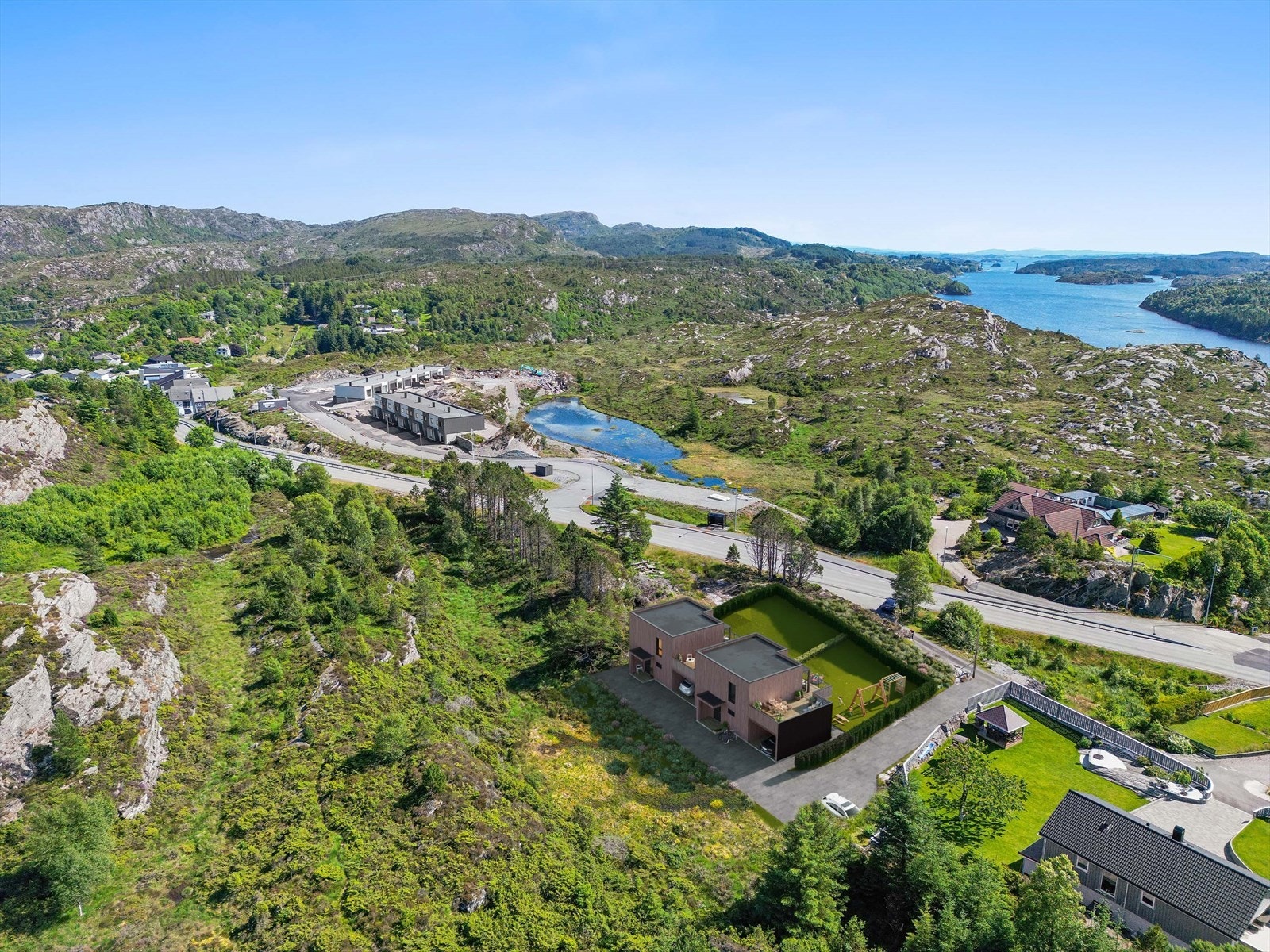 Fra eiendommen er det kort vei til skoler, barnehage , buss og butikk. Galleribilde