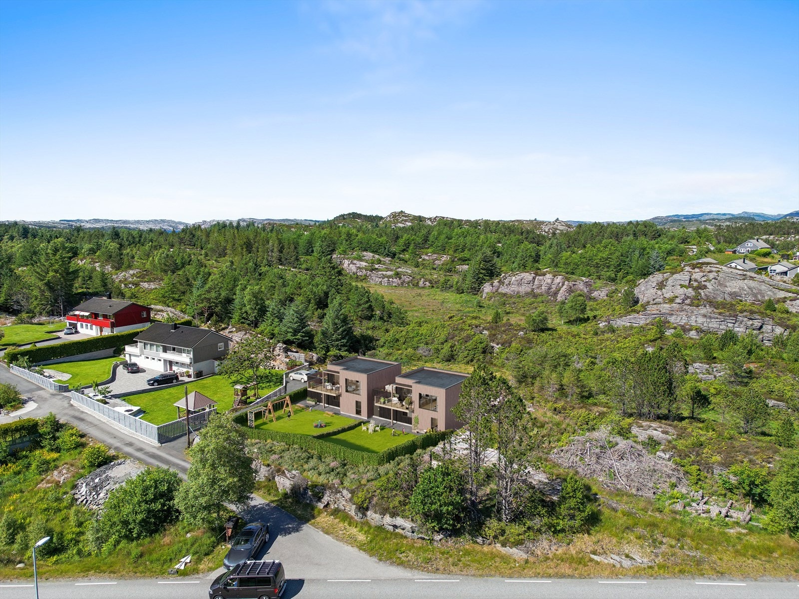 Boligene ligger vestvendt i rolige og naturskjønt område. Galleribilde