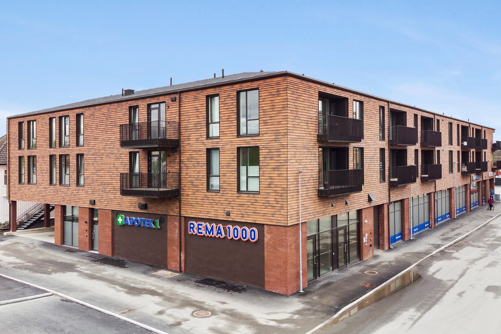 Leiligheten ligger midt i Stjørdal sentrum, første etasje består av næringsareal hvor man finner bl.a. Rema 1000 og Apotek 1. Galleribilde