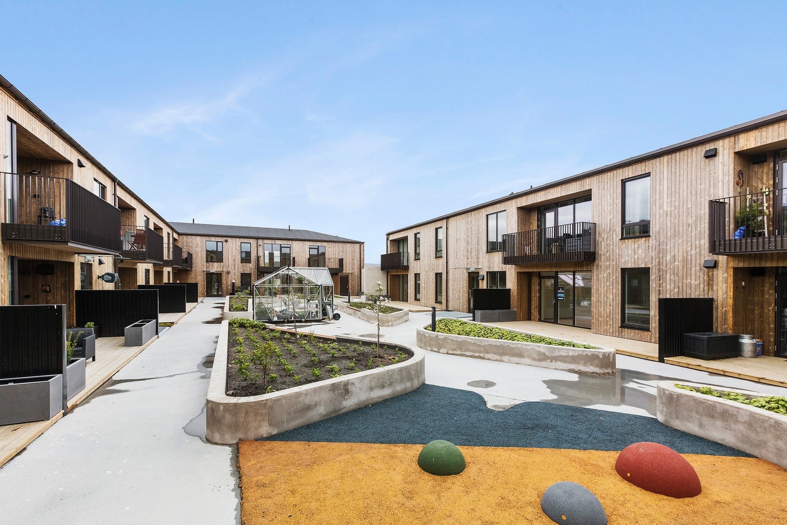 Det er også kort vei til shoppingmuligheter med torgkvartalet rett over gaten. Her finner du butikker som Coop Mega, Vinmonopolet, Normal og mye mer. Galleribilde