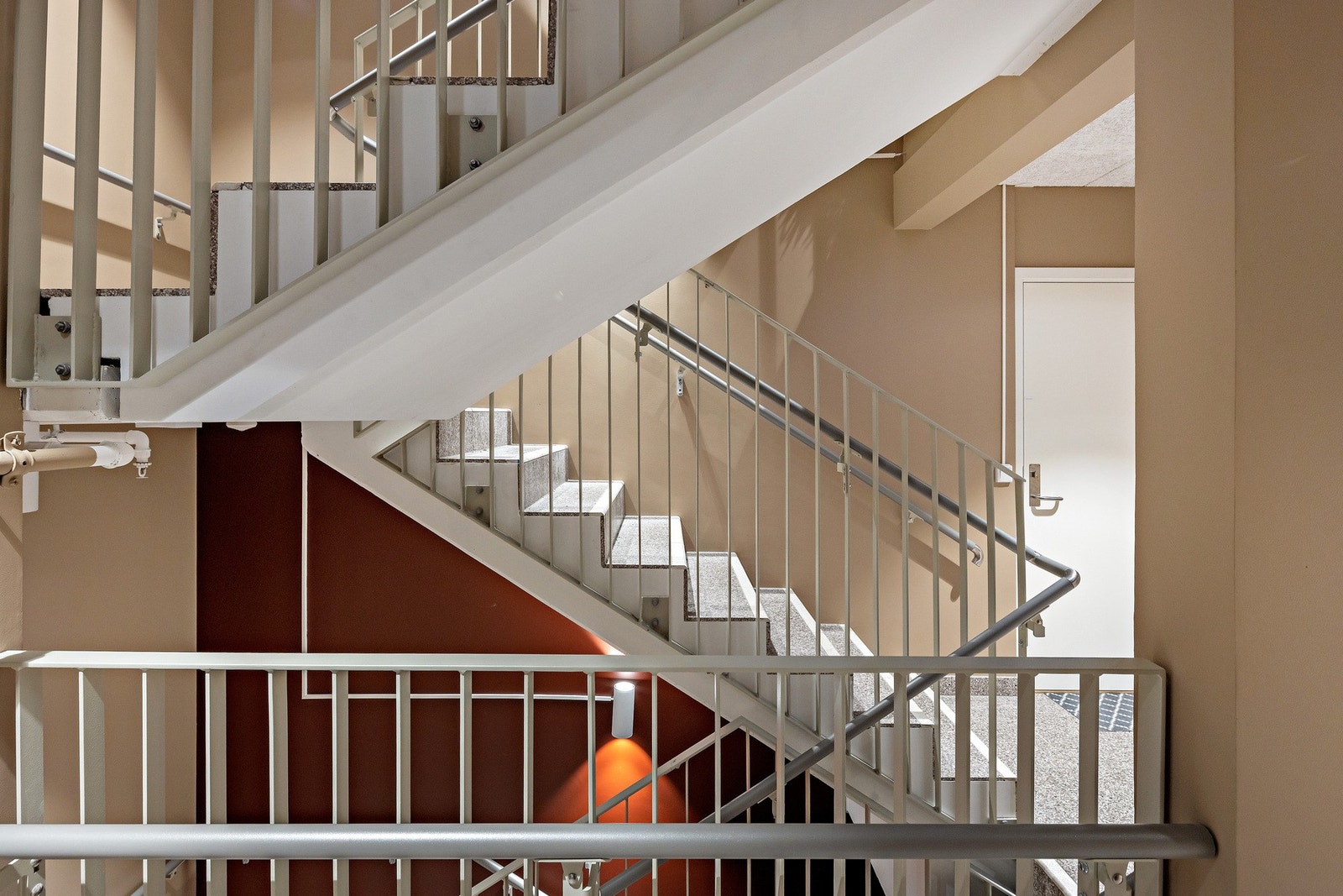 Trapperom i moderne farger. Galleribilde