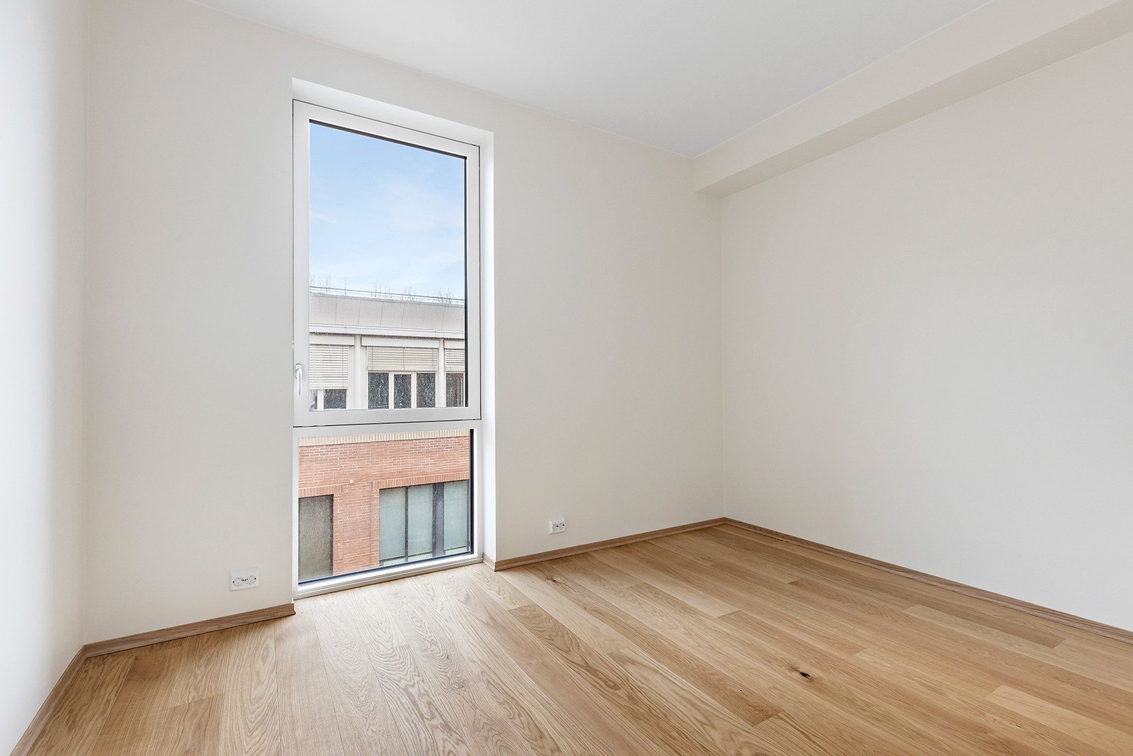 Boligen har to soverom, dette er det minste og kan også fint brukes som for eksempel kontor Galleribilde