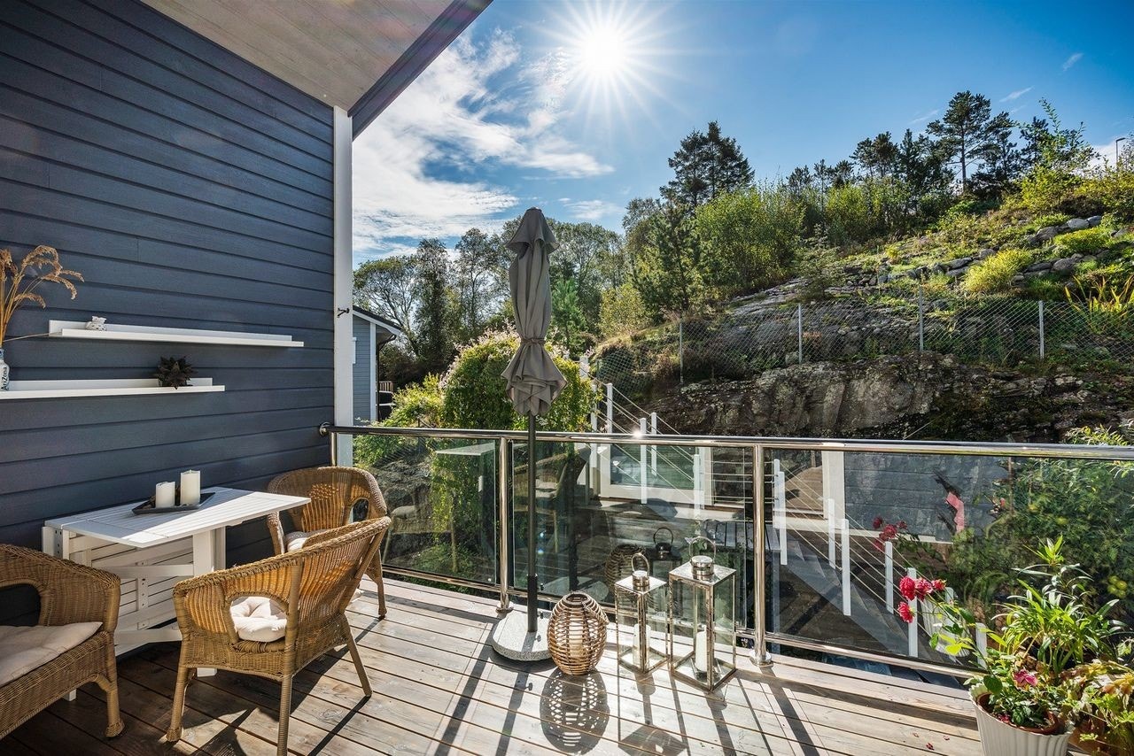 Fra stue er det utgang til altan. Galleribilde