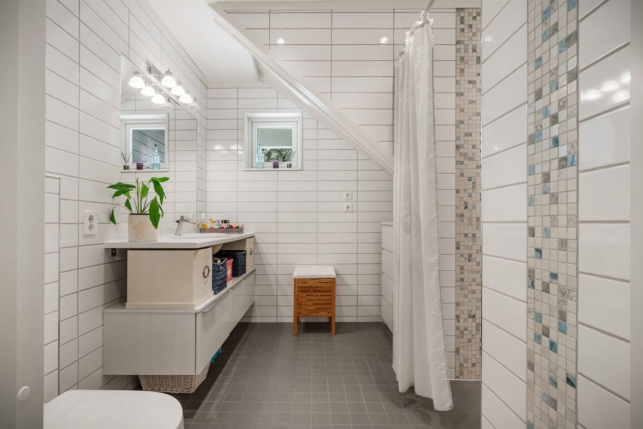 Bad og toalett. Vaskemaskin følger med. Galleribilde