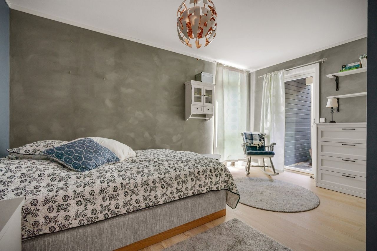 Soverom i 1. etg. på 15,8 kvm, med utgang til terrasse og hage. Galleribilde