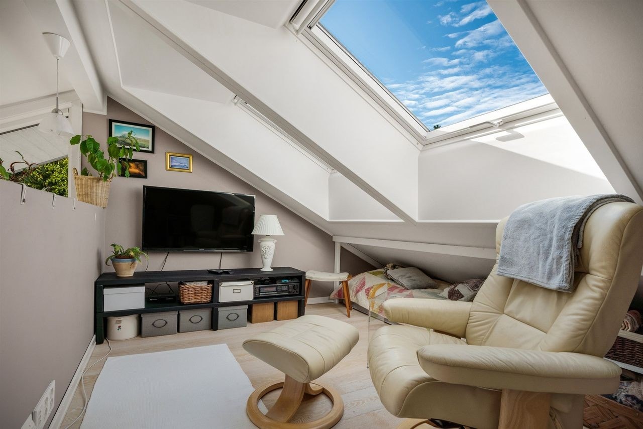 Hems med gulvareal på 9 kvm. Har åpen løsning mot stuen i 2. etg, men kan fint brukes som gjesterom, loftstue osv. Galleribilde