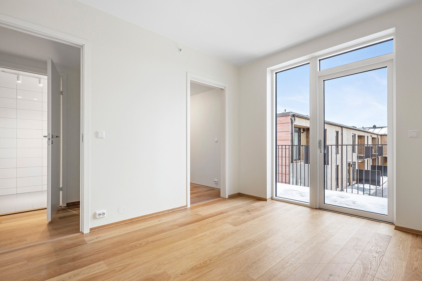 Boligen har tre soverom, hvor alle ligger i 2.etasje. Hovedsoverommet har tilhørende bod samt. utgang til egen balkong. Galleribilde