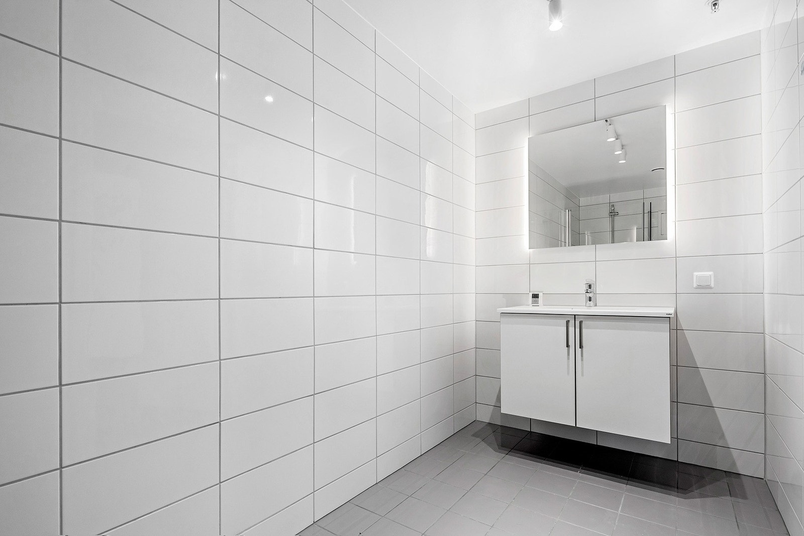 Her får du to baderom ev god størrelse. Begge er innredet med dusj, toalett og servantskap. Galleribilde