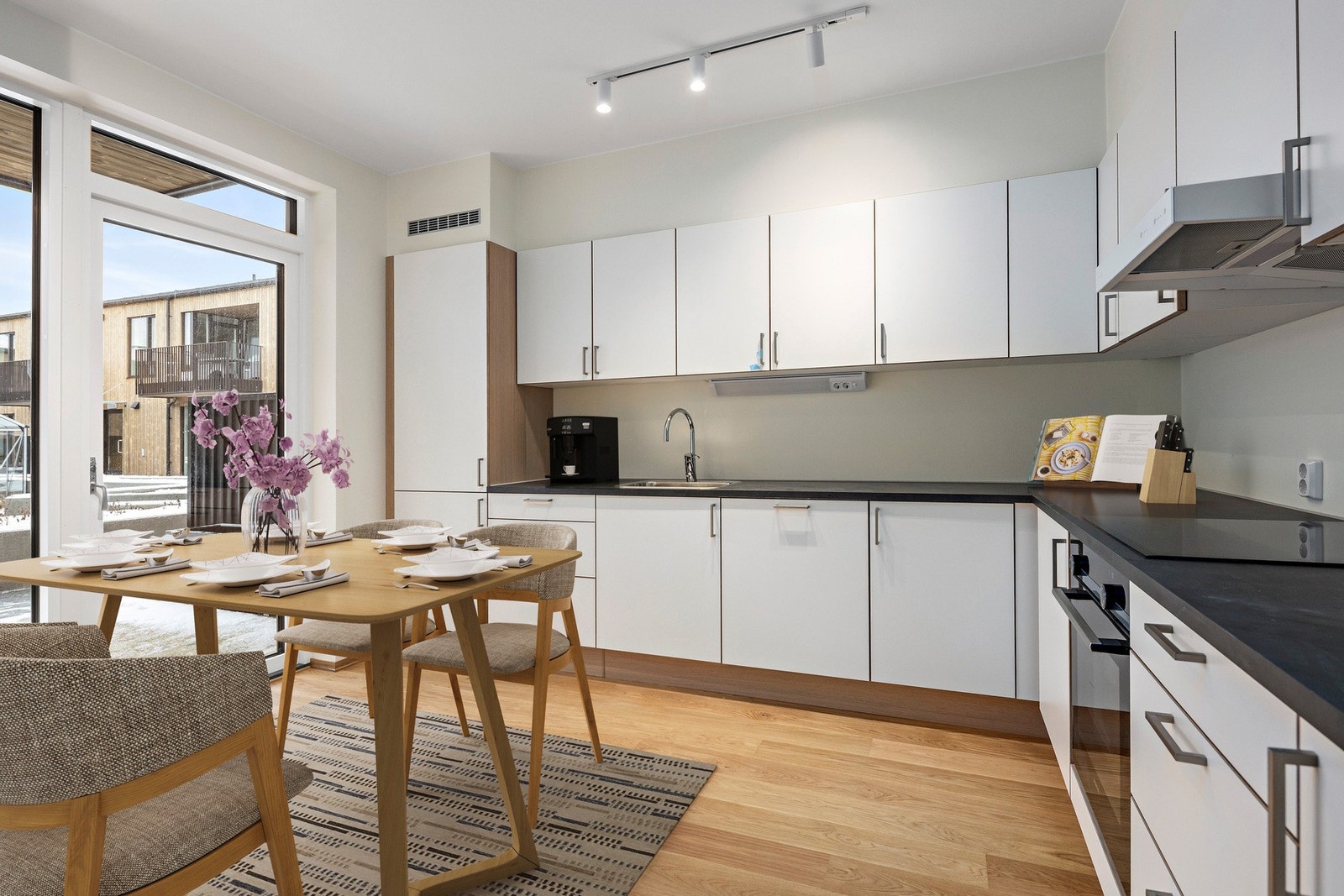 Stort kjøkken med mye skap- og benkeplass. Her får du tidløse fronter og integrerte hvitevarer. Galleribilde